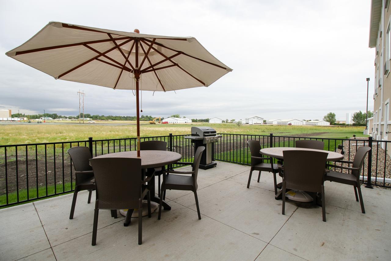 Cobblestone Hotel & Suites - Devils Lake Exterior photo